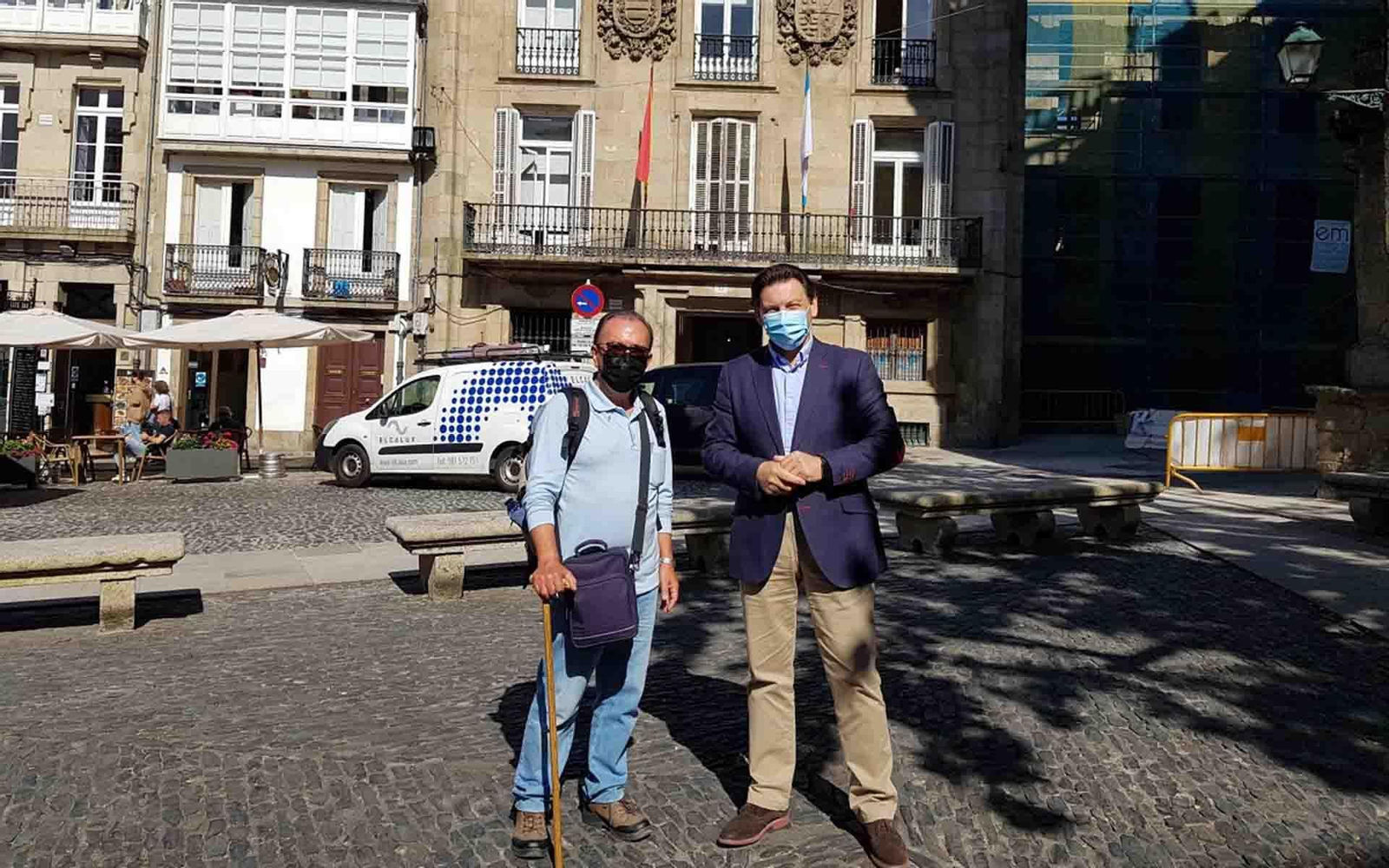 Antonio Rodríguez Miranda y Antonio Pastoriza, delante de la sede de la SXE en Compostela