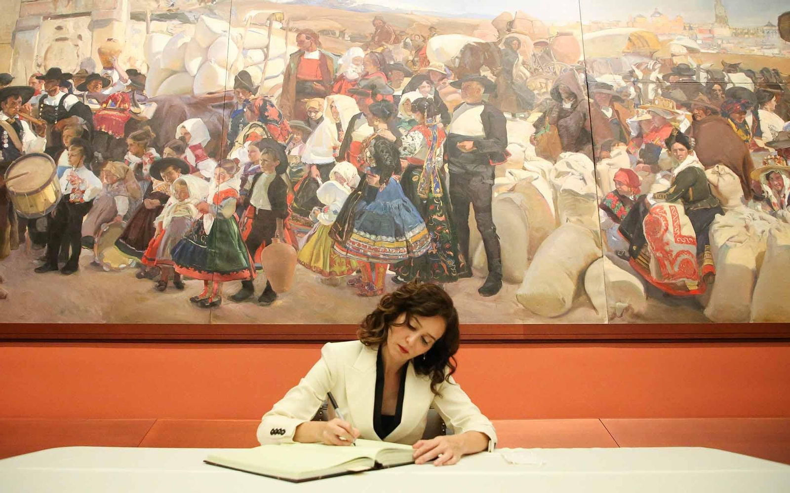 GRAF132. NUEVA YORK (ESTADOS UNIDOS), 27/09/2021.- La presidenta de la Comunidad de Madrid, Isabel Díaz-Ayuso, asiste a un acto dentro del marco de su gira estadounidense, este lunes en Nueva York, Estados Unidos. Díaz-Ayuso expondrá ante sus interlocutores en su viaje a Estados Unidos los argumentos para atraer inversión extranjera a Madrid, entre los que destacó la baja fiscalidad y el "nivel de vida" alcanzado en el territorio que dirige. EFE/ Comunidad de Madrid/ Rob Kim SOLO USO EDITORIAL/ SOLO USO PERMITIDO PARA ILUSTRAR LA NOTICIA QUE ACOMPAÑA (CRÉDITO OBLIGATORIO)