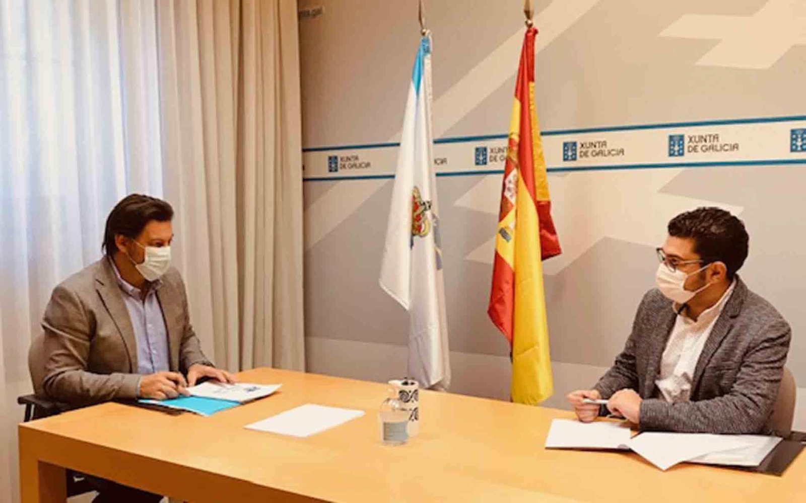 El secretario xeral da Emigración y el director artístico del Festival, durante la reunión