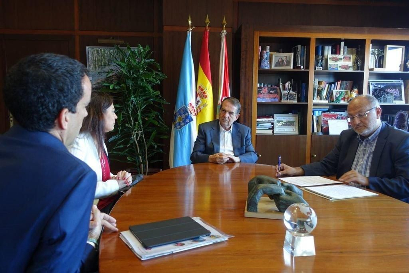 El alcalde recibió a los responsables de Legálitas, que abrirán oficina en la ciudad.