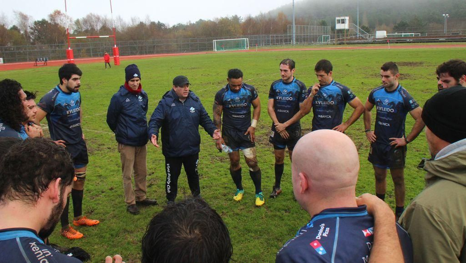 Pablo Cabrera se dirige a los jugadores al terminar un encuentro en el campo de As Lagoas.
