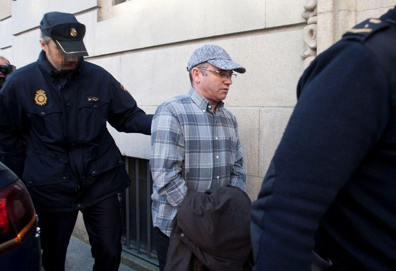 Luís Viétez Alonso, entrando en la Audiencia de Pontevedra el primer día del juicio.