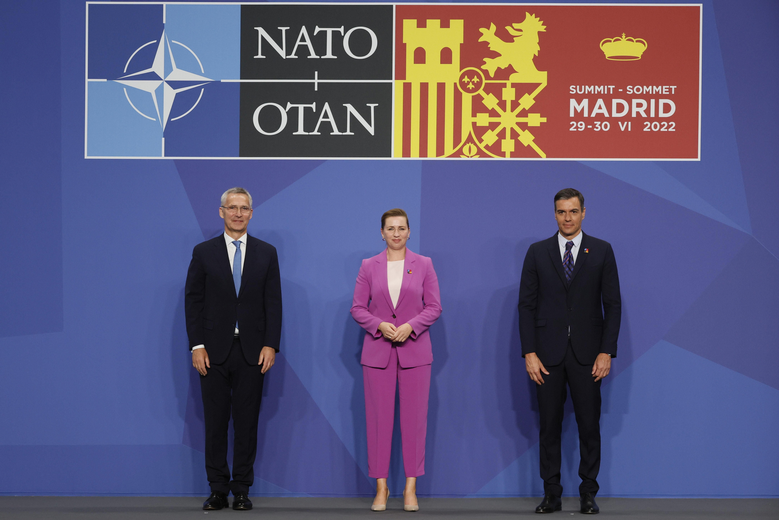 El presidente del Gobierno, Pedro Sánchez (d) junto con el secretario general de la OTAN, Jens Stoltenberg (i), y primera minsitra danesa, Mette Frederiksen (c), posan para la foto oficial durante la primera jornada de la cumbre de la OTAN que se celebra este miércoles en el recinto de Ifema, en Madrid. EFE/JUANJO MARTIN