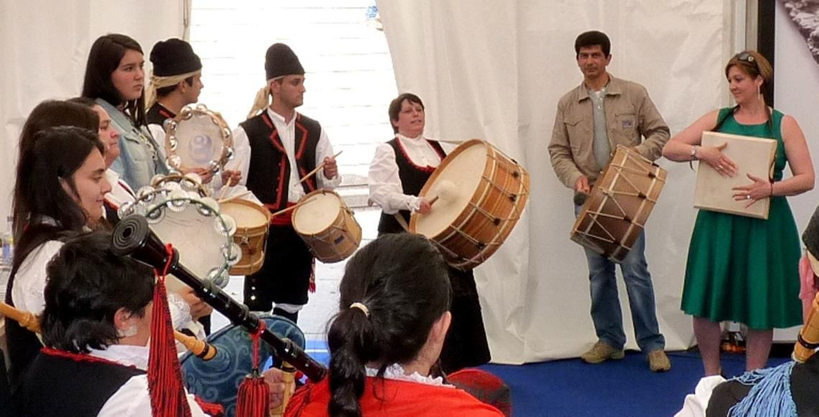 Actuación de un grupo folclórico de la colectividad gallega en Alemania, con motivo de los actos de "Galicia, Pórtico Universal", en Hamburgo.