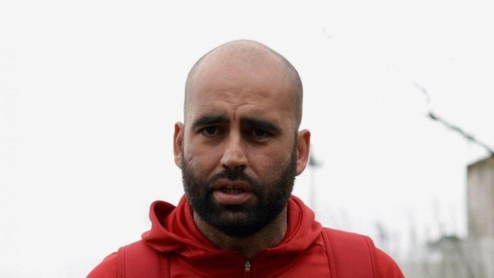 El nuevo entrenador del Celta, Claudio Giráldez, ayer en la salida del equipo desde Mos hacia Sevilla.