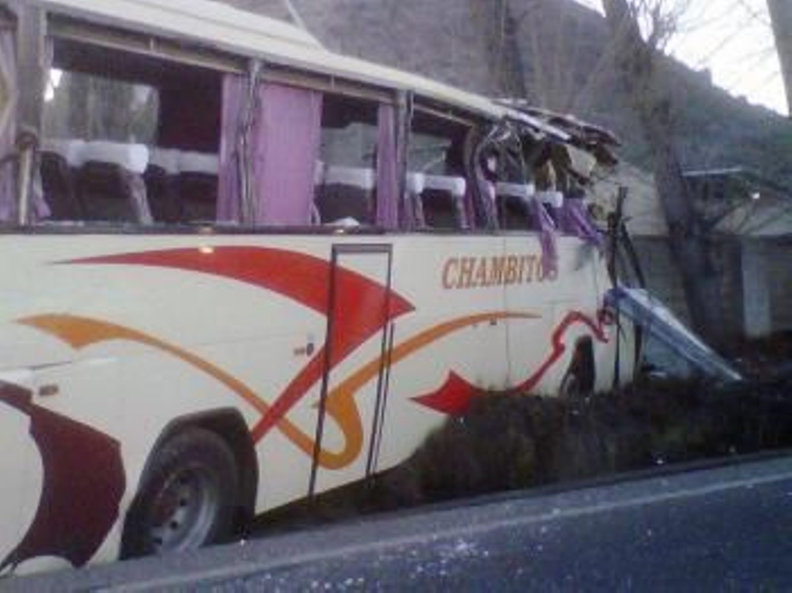 Fotografía facilitada por el Consorcio Provincial de Bomberos del estado en el que ha quedado el autobús escolar que esta mañana ha sufrido un accidente en Xátiva