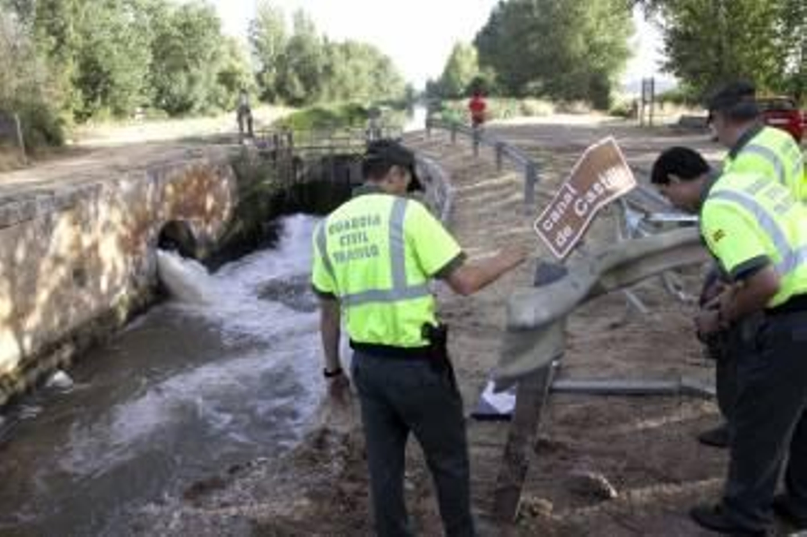 Tres agentes de la Guardia Civil inspeccionan el lugar en el que se registró el trágico accidente. (Foto: BRÁGIMO)