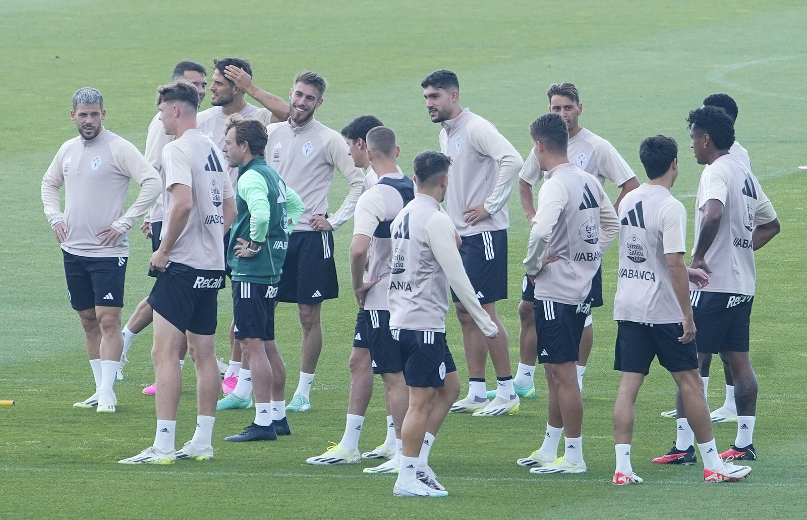 Los jugadores del Celta entrenando en Mos.