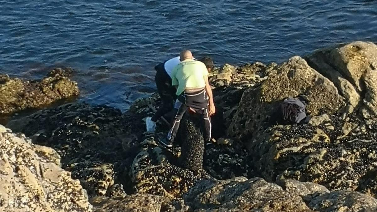 El conflicto entre percebeiros y bateeiros se extiende a la costa del sur de la provincia