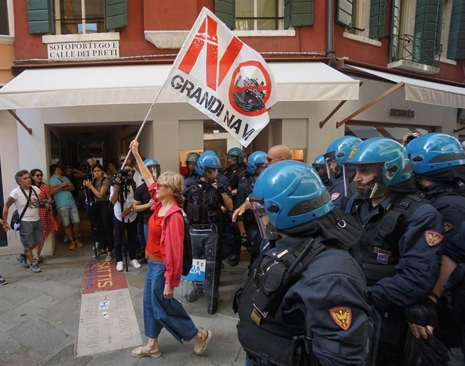 Una mujer porta la bandera 'No Grandi Navi', durante una manifestación contra los cruceros permitidos en la Laguna de Venecia