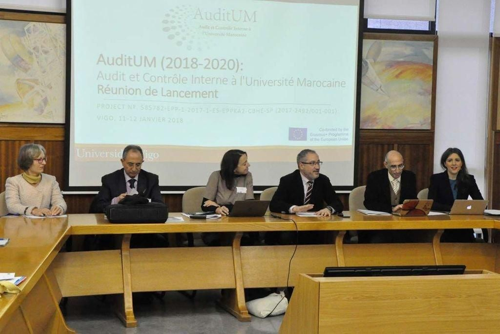 El vicerrector de Extensión y Relaciones Internacionales, Manuel Fernández, en el centro.