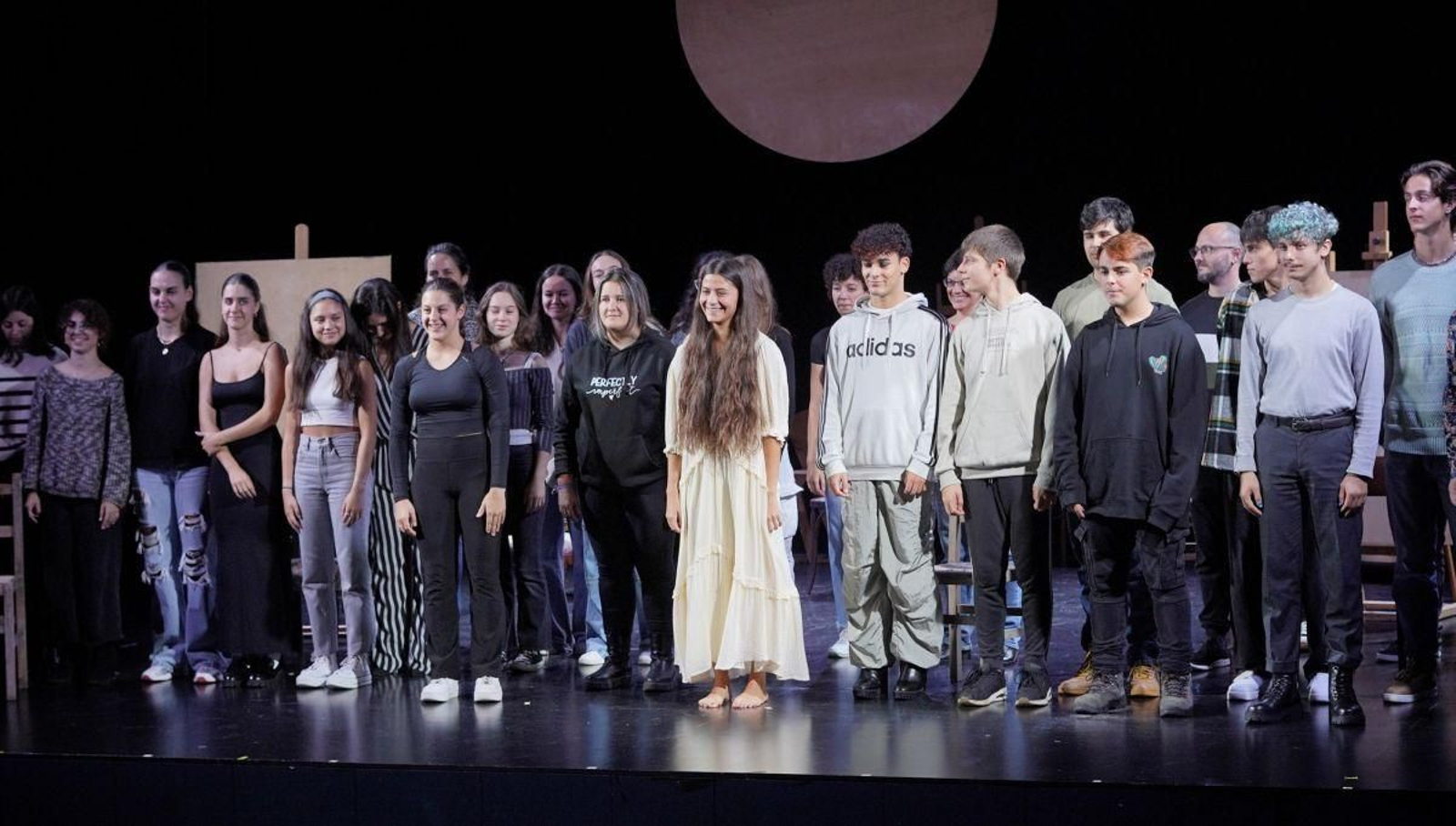 Un grupo de alumnos, ayer, durante el acto inaugural del curso académico en la ESAD de Vigo.