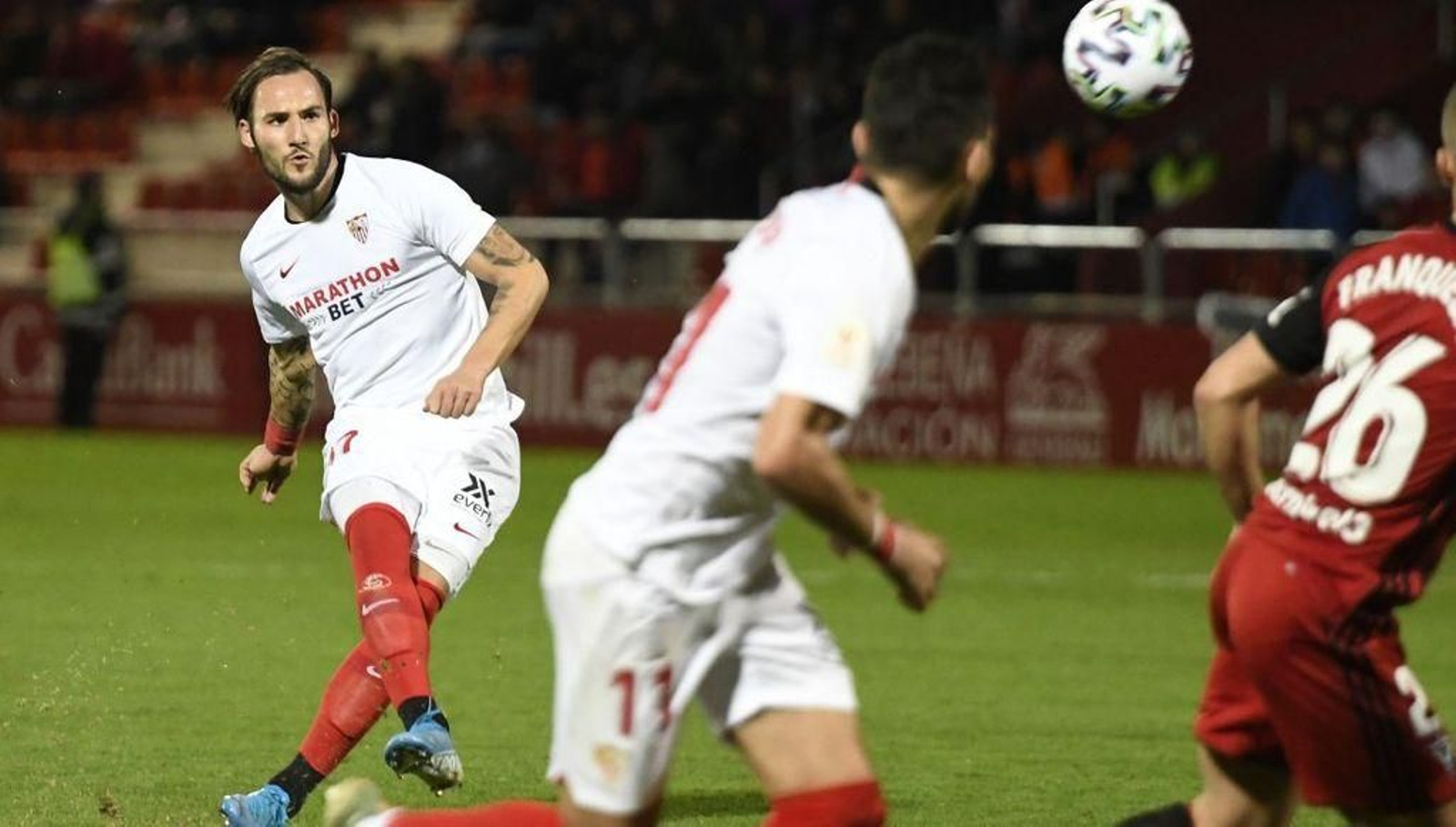 Nemanja Gudelj anunció que es él el positivo del Sevilla.