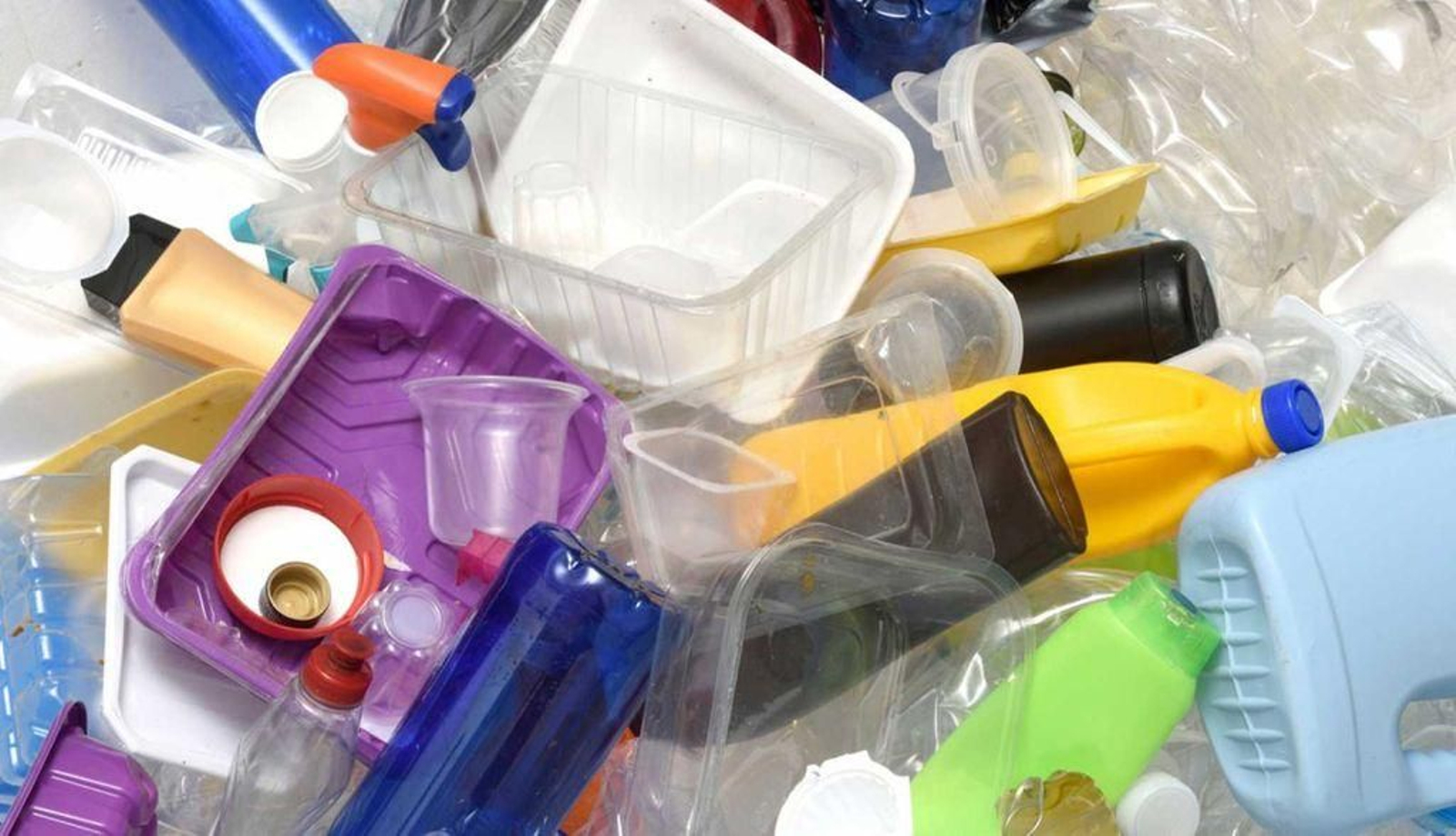 Varios plásticos de un solo uso, antes de ser vertidos a un cubo de basura.