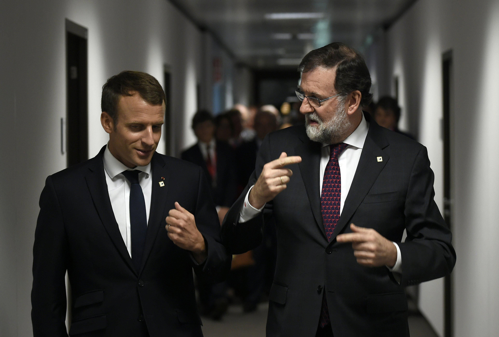 Macron y Rajoy conversan durante la cumbre del Consejo Europeo en Bruselas.