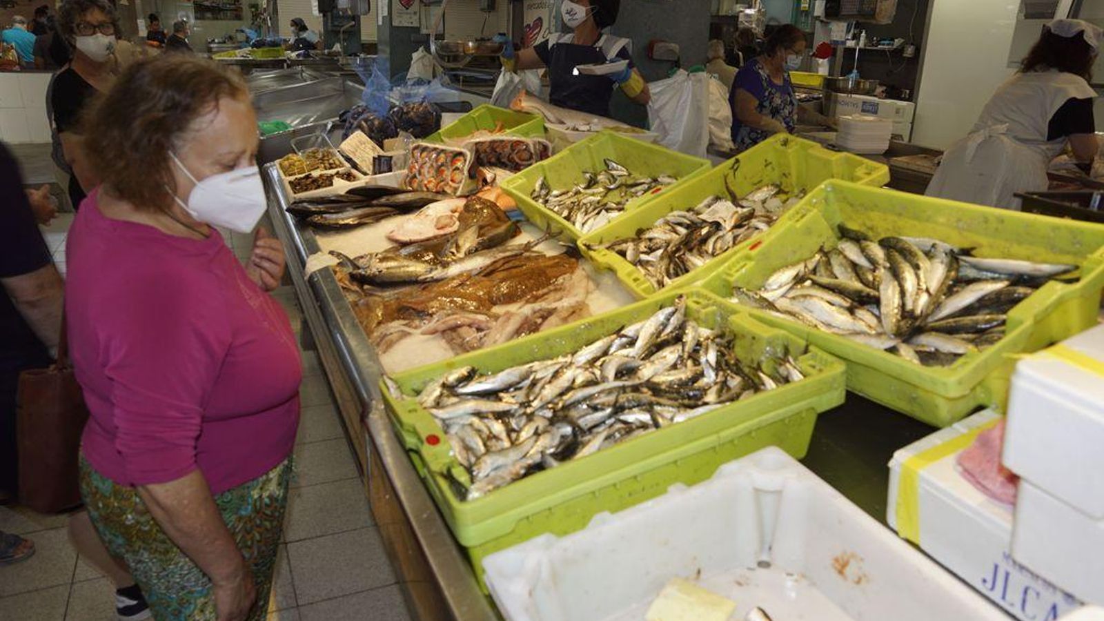Compradores durante la mañana de ayer en el Mercado de Teis.