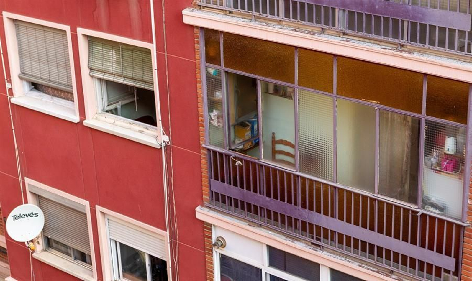 El exterior de una vivienda en Zaragoza donde anoche un hombre mató a su hija de 4 años tras discutir con la madre de la pequeña