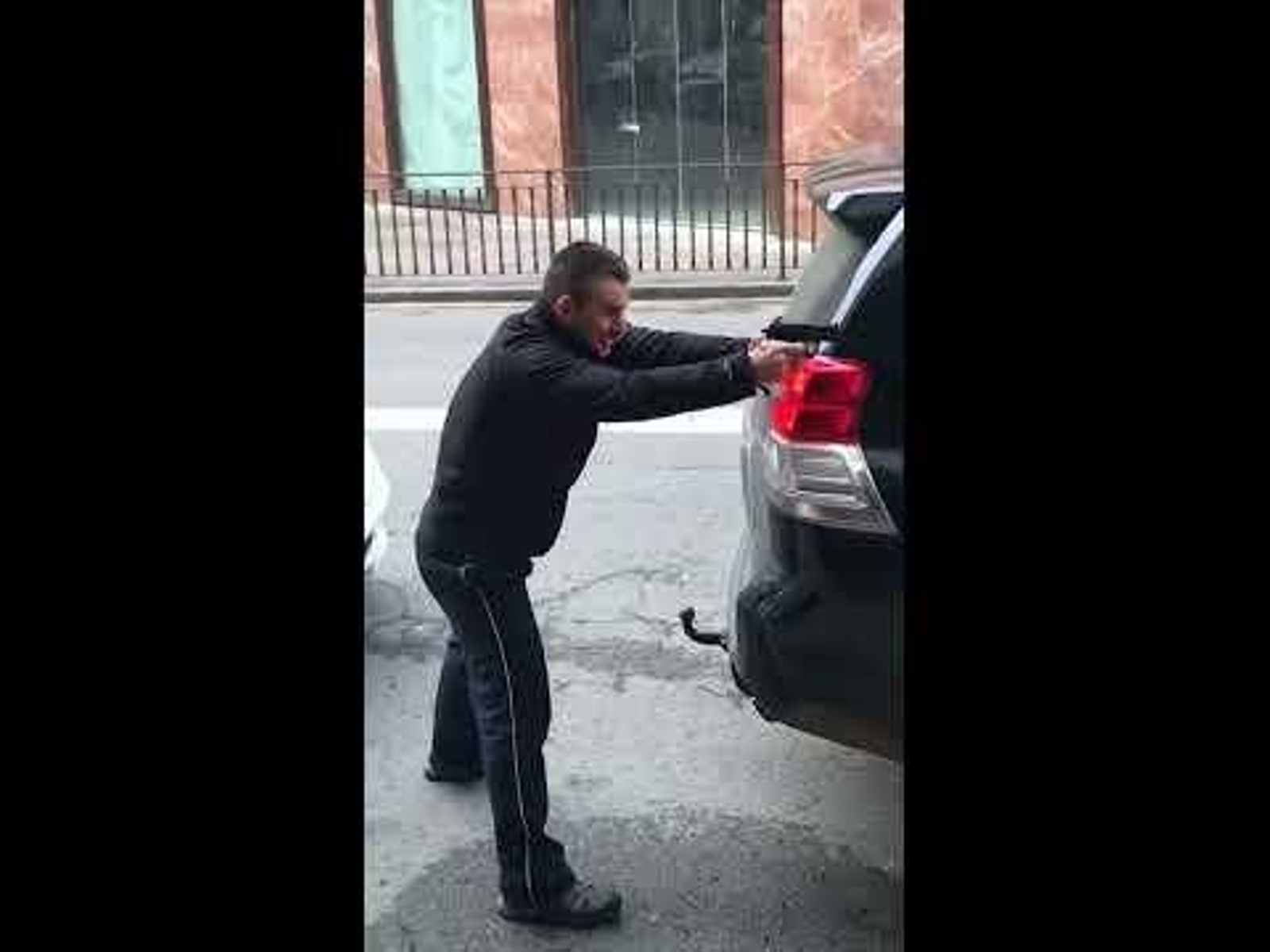 Un agente herido en el atraco a una sucursal de Cangas de Onís