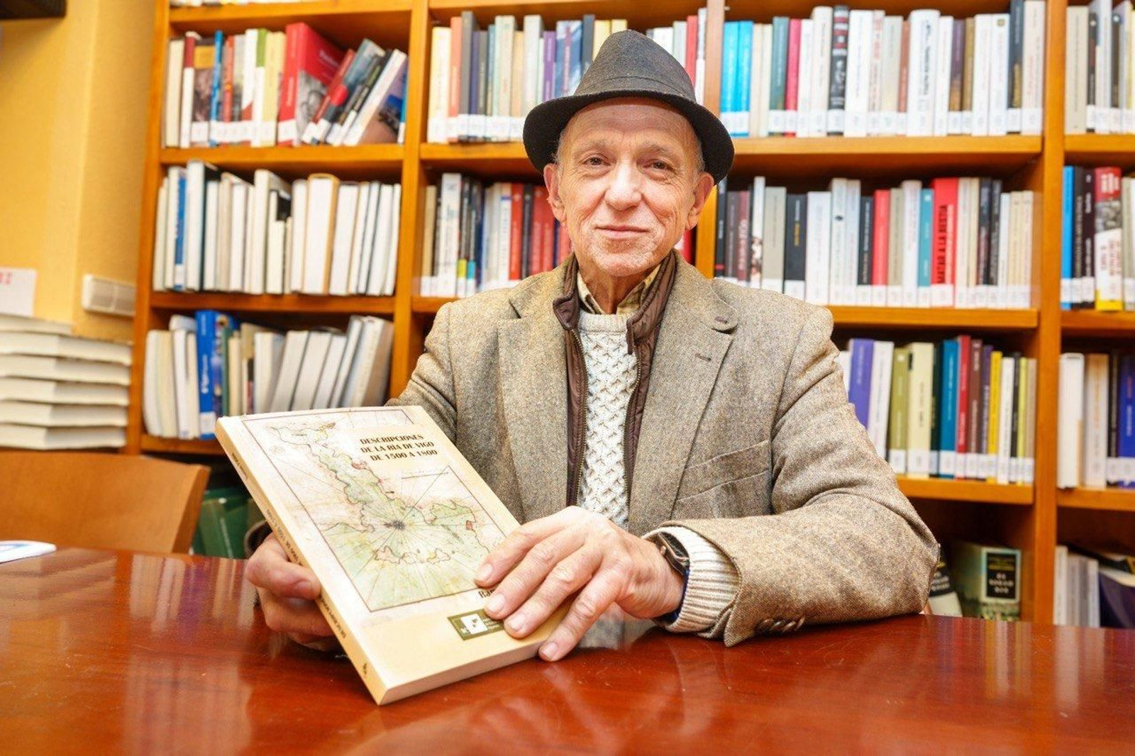 Ramón Patiño, con el libro que presentará el próximo martes.