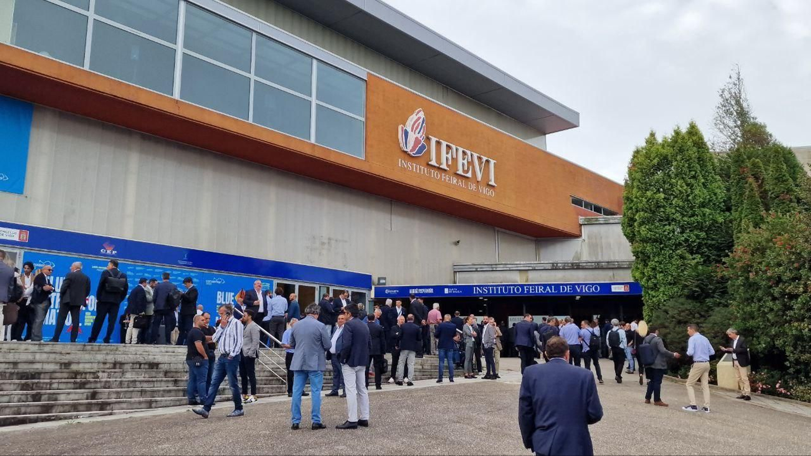 La puerta del Ifevi con los primeros visitantes. // J.V. Landín