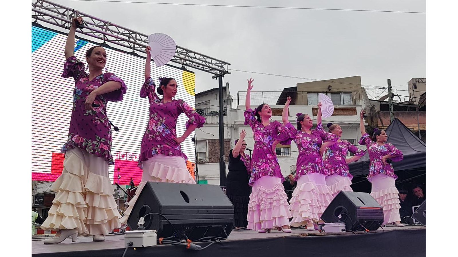 El grupo de baile del CECABA dirigido por la bailaora y profesora Yanina Martínez, y en la guitarra Fernando Herrera