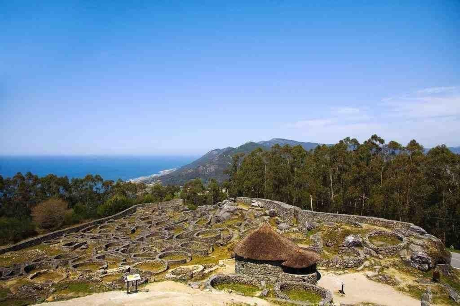 El yacimiento del castro de Santa Trega es uno de los grandes tesoros arqueológicos del municipio y uno de sus principales reclamos turísticos.