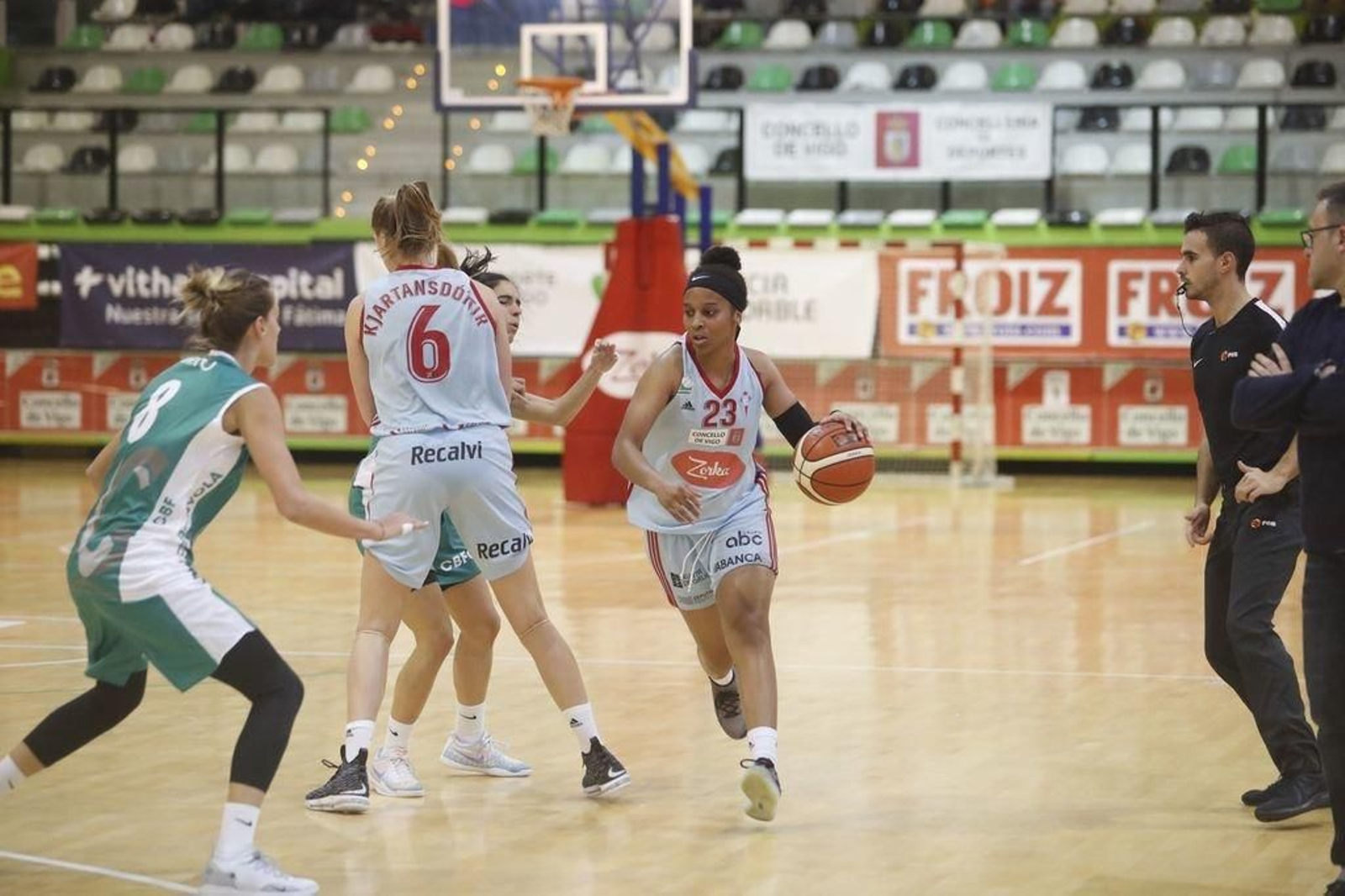 Adrienne Motley aprovecha el bloqueo de Hildur Kjartansdottir en el anterior partido del Celta Zorka.