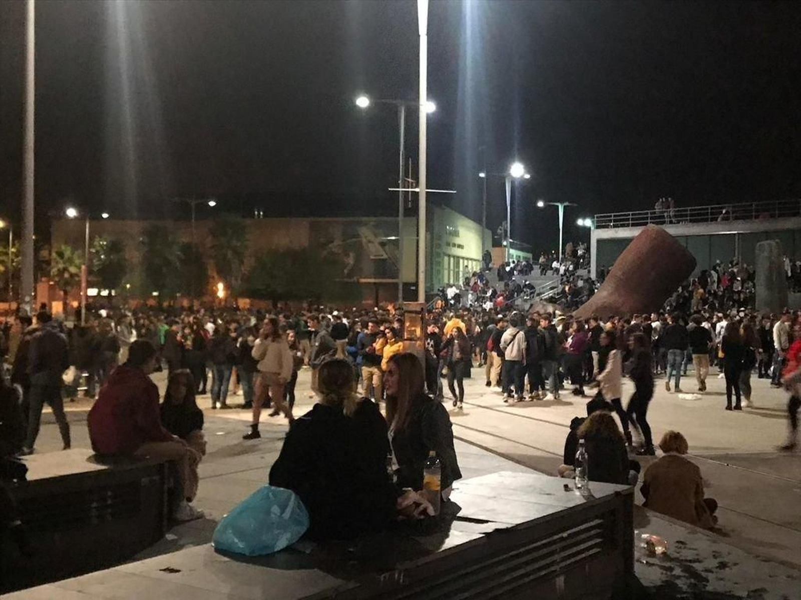 Un botellón multitudinario en 2018 en la zona de las Avenidas y Montero Ríos.