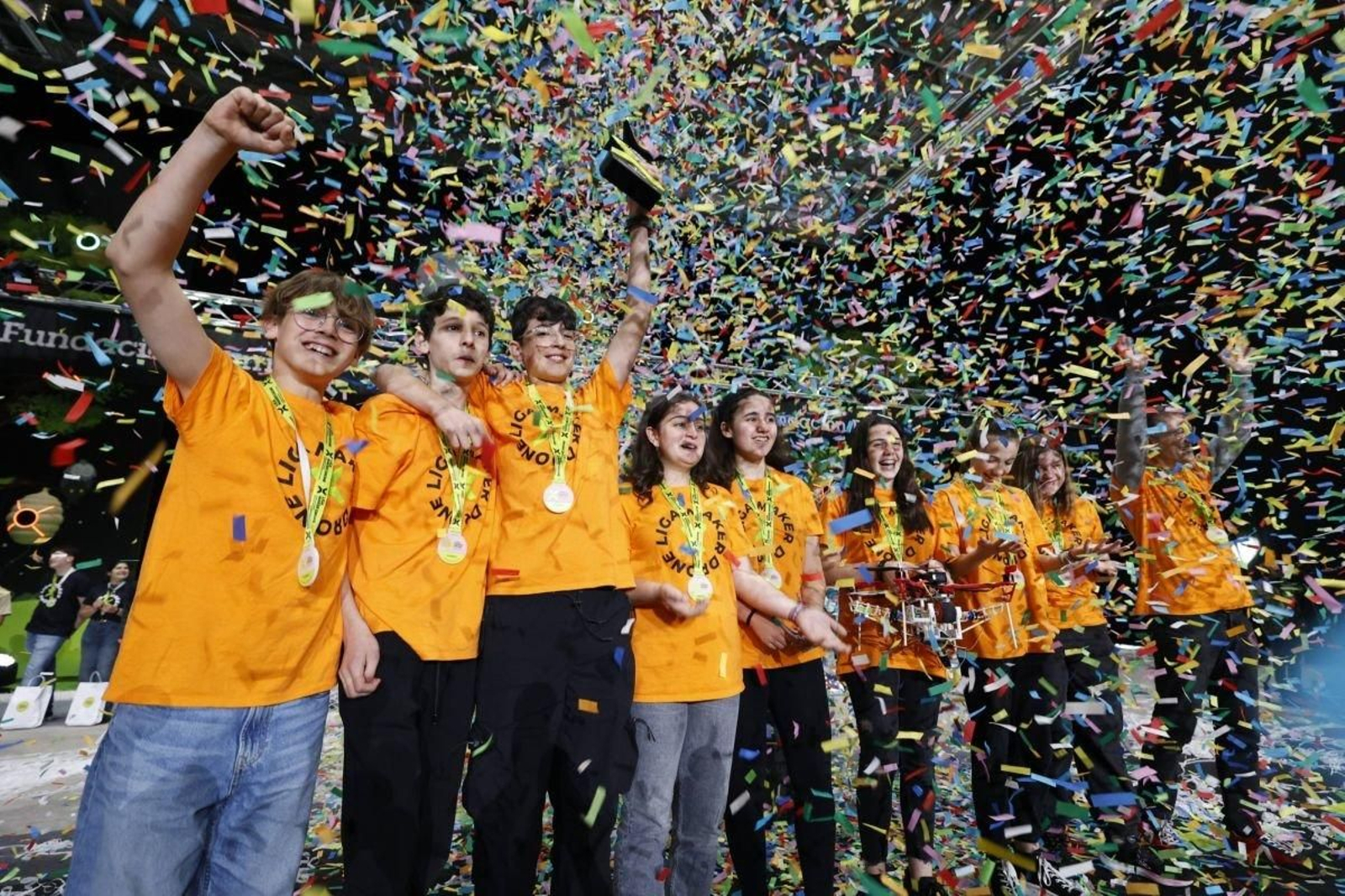 Los alumnos del Carlos Casares, celebrando su victoria.