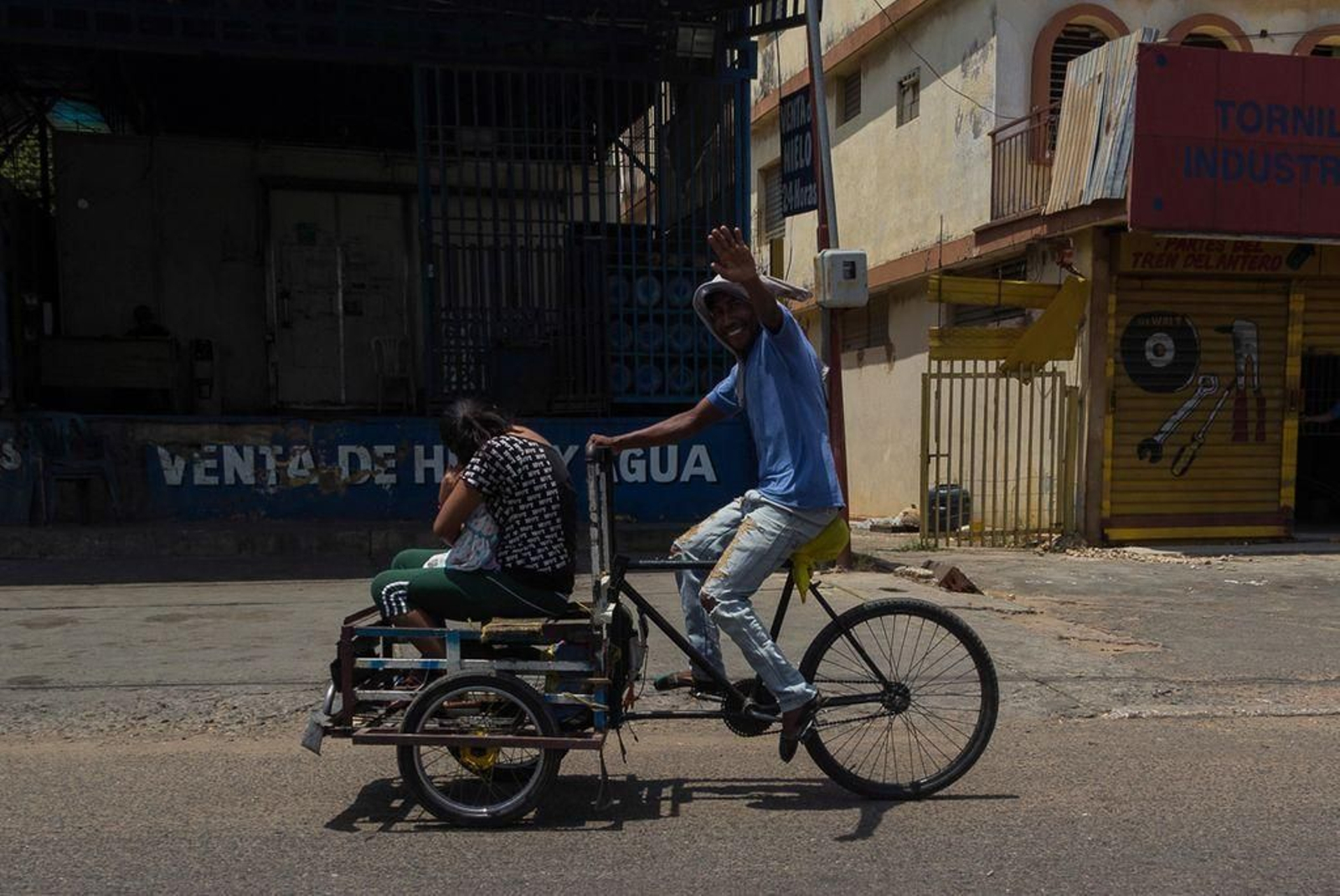 Un carrito de helado y una bicicleta modificada sirven para transportar viajeros en Maracaibo.