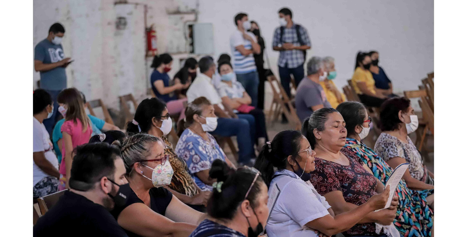 Varias personas asisten al velorio del sacerdote español Francisco de Paula Oliva, en el Centro Comunitario Cristo Solidario del Barrio San Cayetano, en Asunción (Paraguay).. EFE/ Nathalia Aguilar
