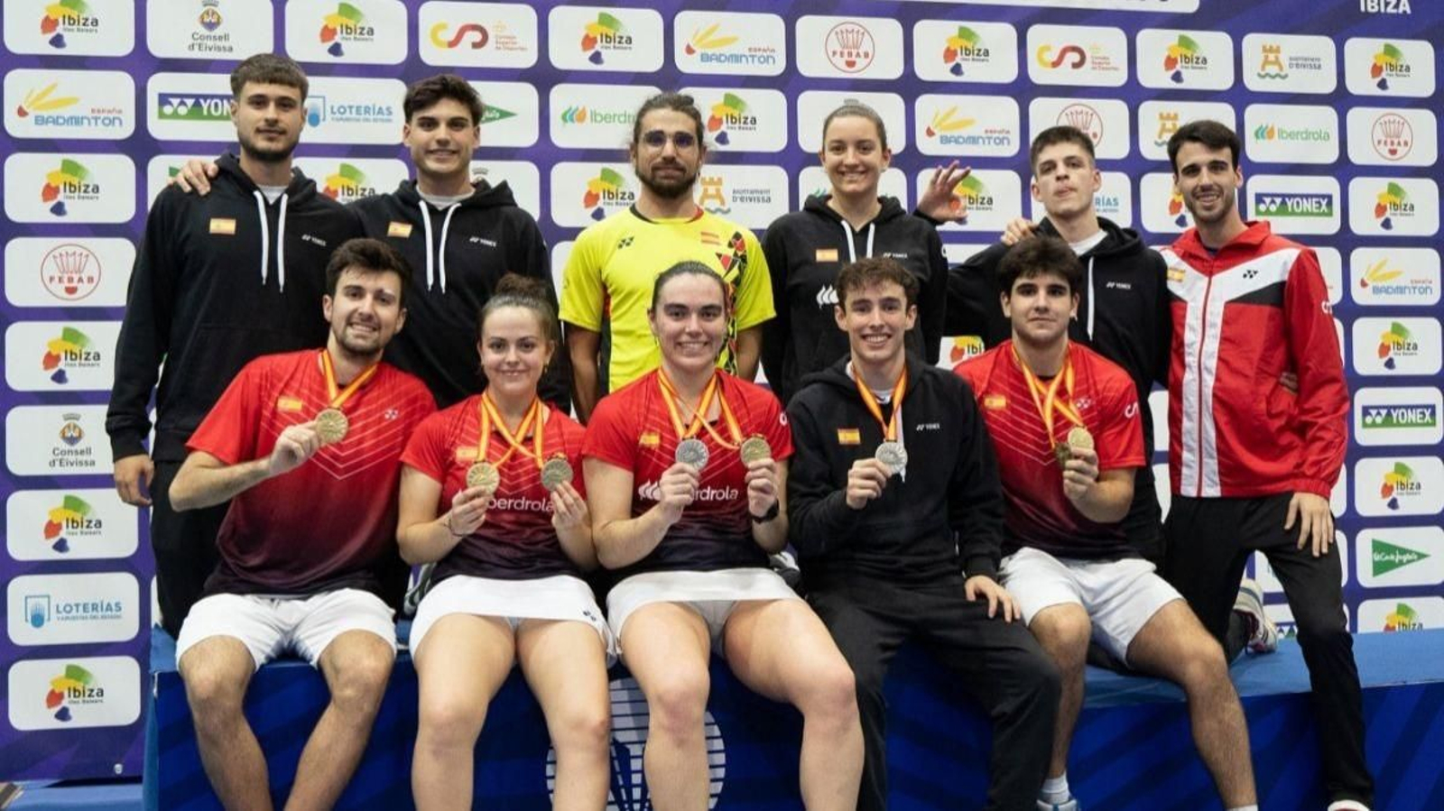 Lucía Rodríguez (segunda por la izquierda), con dos medallas, posa junto a sus compañeros de la selección.