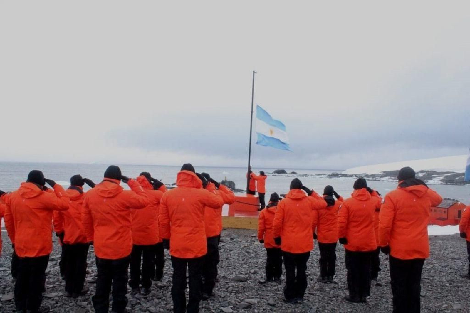 Saludo militar en el momento de arriar la bandera en la base argentina.