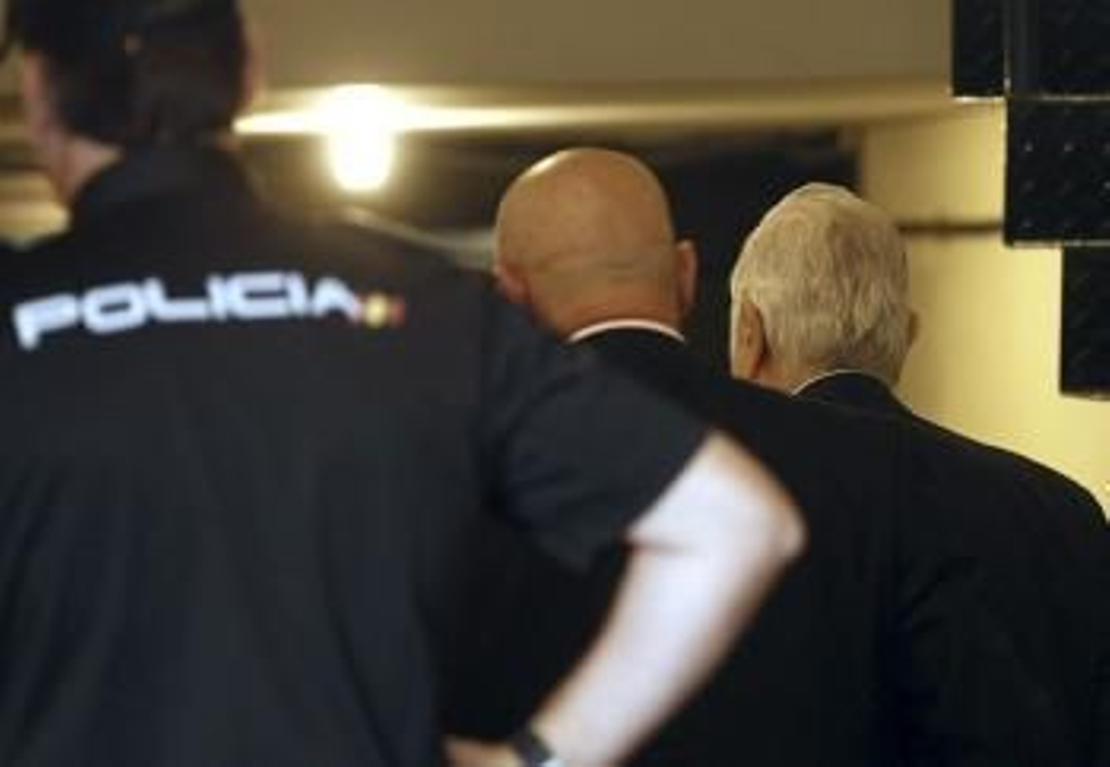 udicial (CGPJ), Carlos Dívar (de espaldas-d), a su entrada en el CGPJ que celebra hoy un pleno