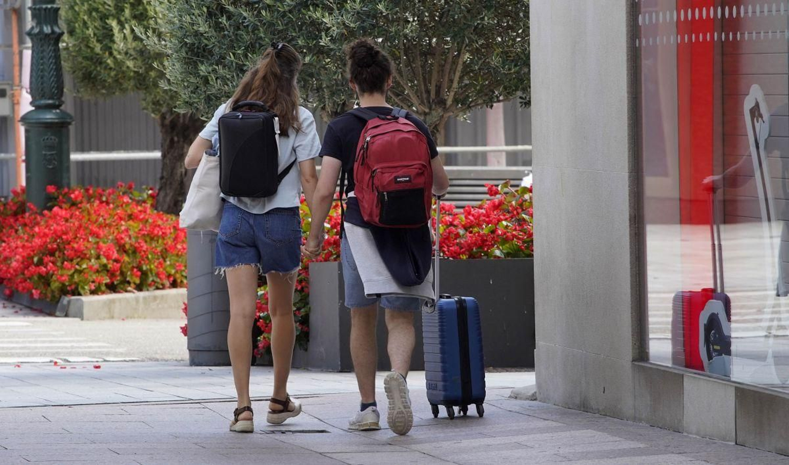 Turistas por Vigo con sus maletas.