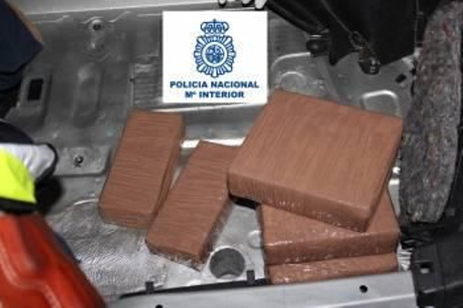 Paquetes de heroína incautados a los miembros de la banda de narcotraficantes. (Foto: P.N.)