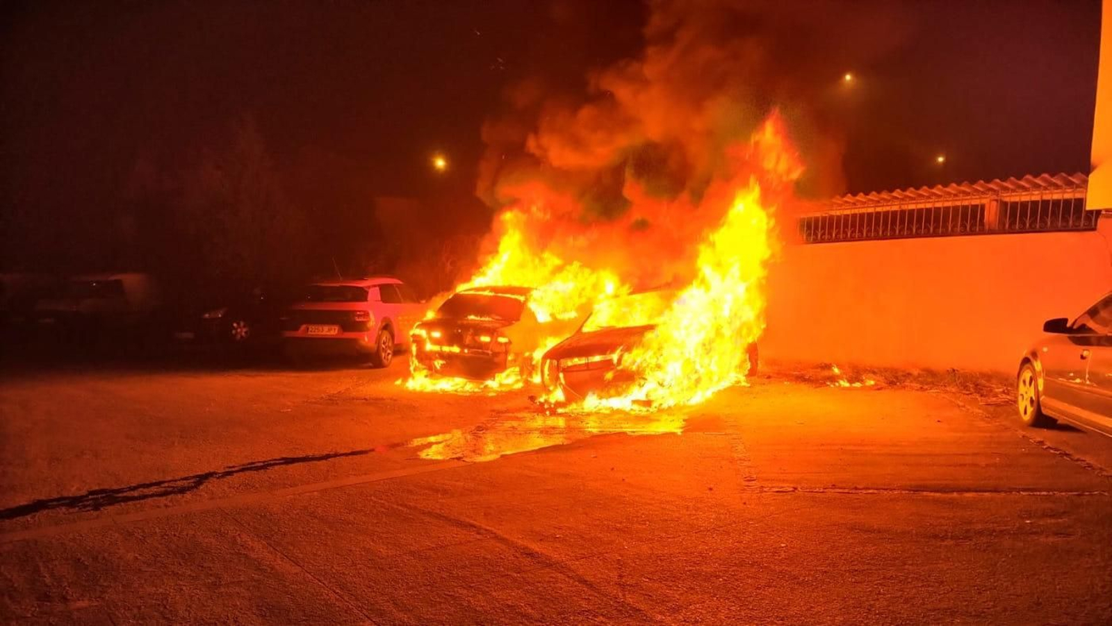 Los dos coches envueltos en llamas en Poio. // P.C.