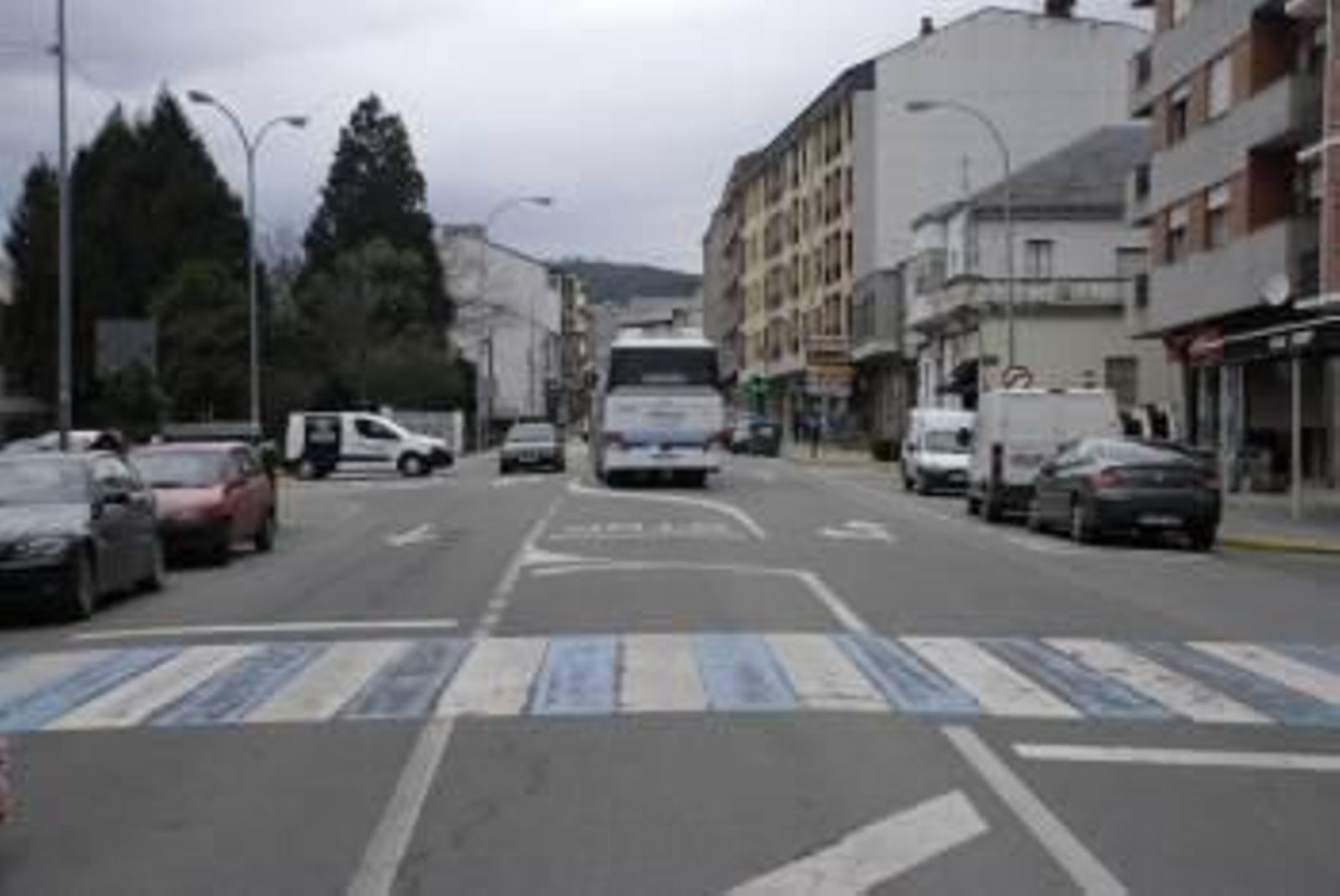 Tráfico en una calle ourensana.