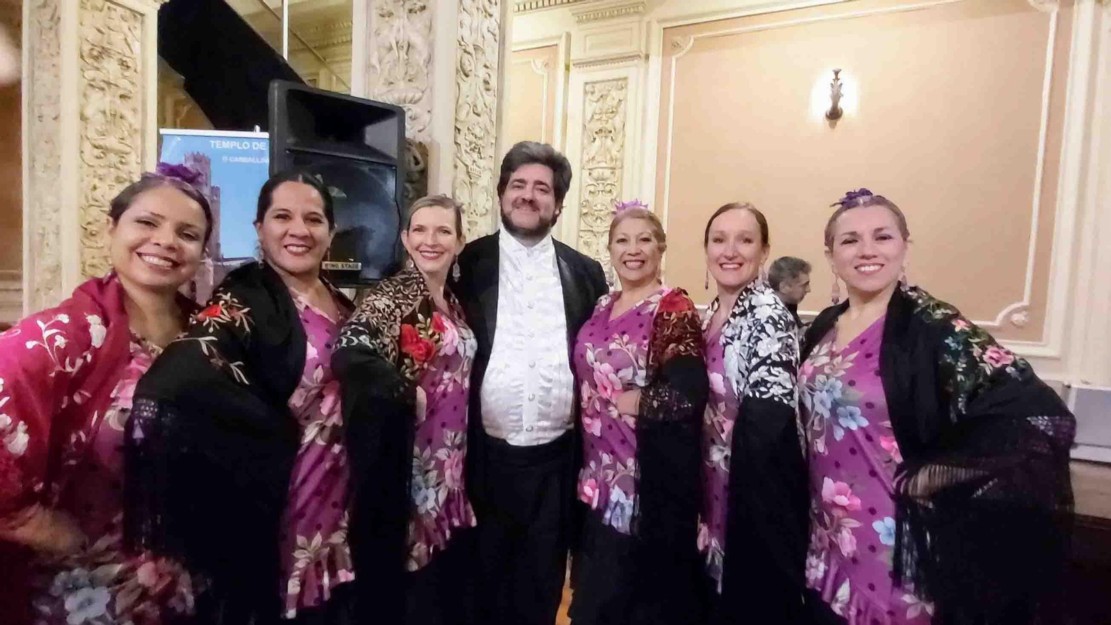 En el centro de la foto el barítono Leonardo López Linares