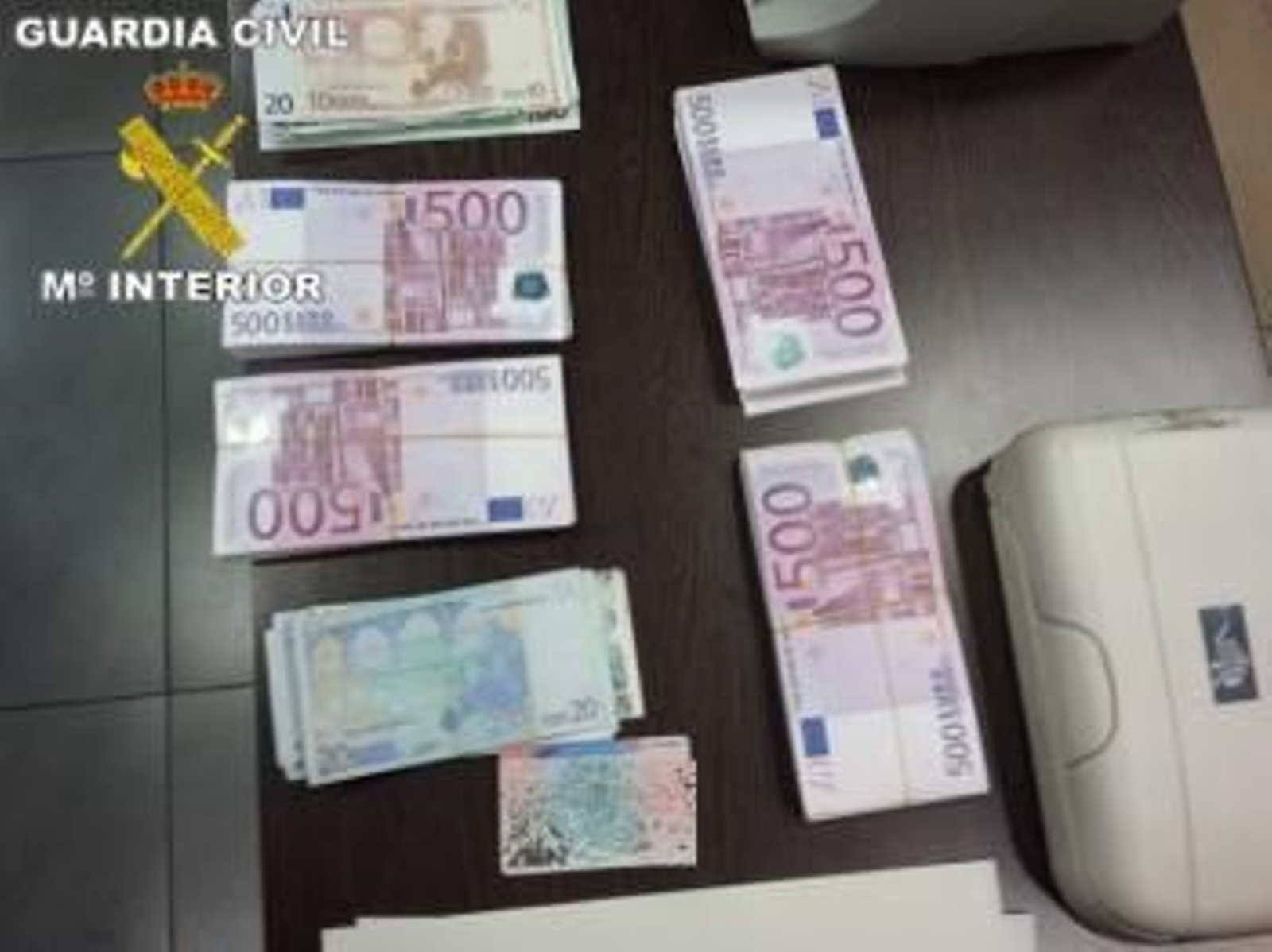 Dinero intervenido en el Prat.
