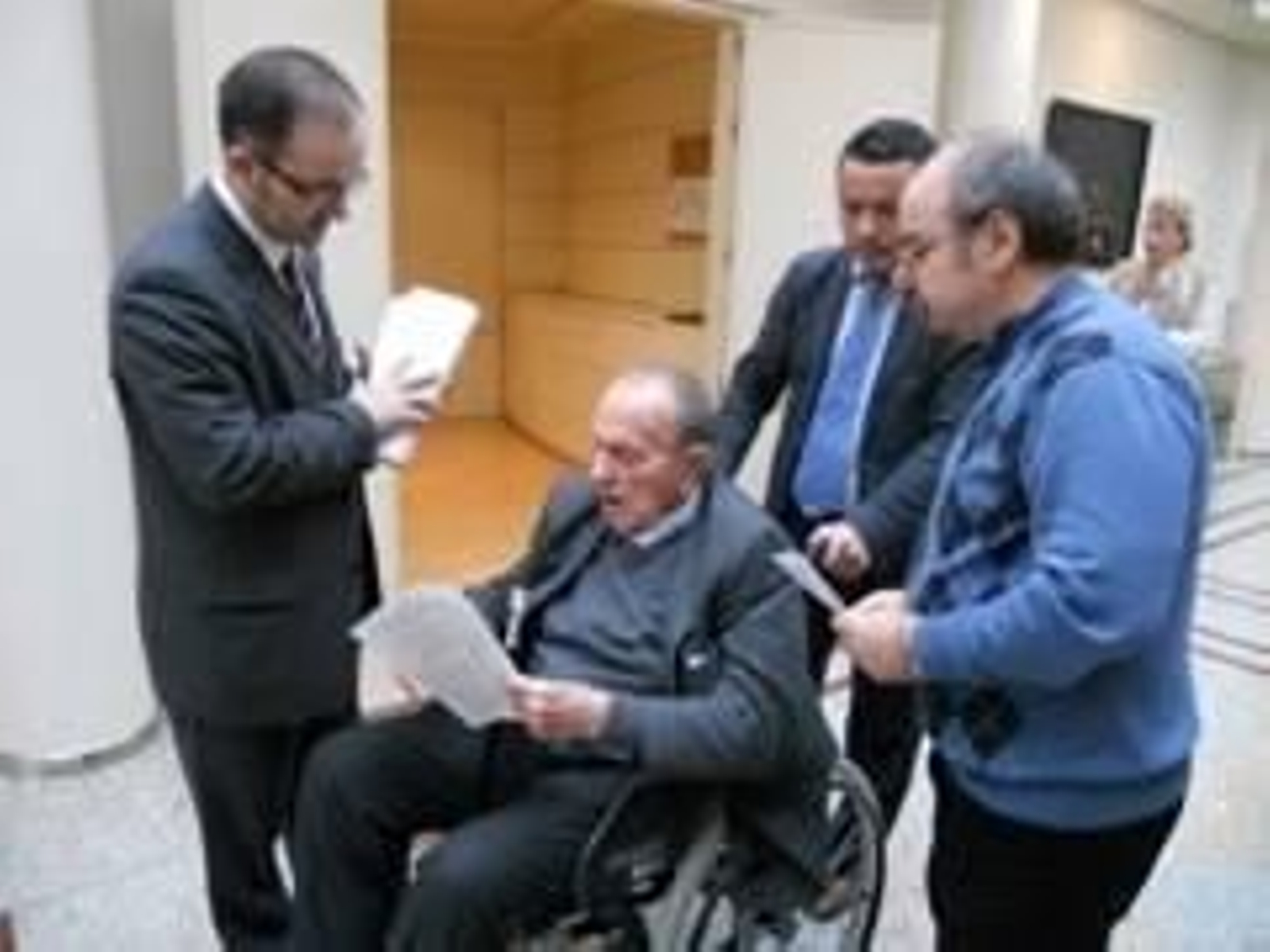 Miembros de la Plataforma entregan un documento con sus reivindicaciones a Manuel Fraga.