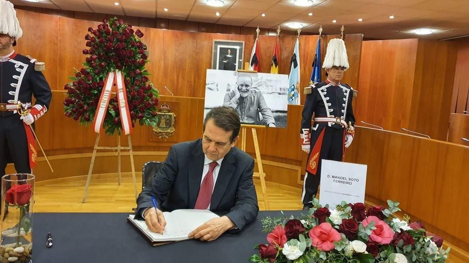 Caballero firmó en el libro de  firmas en el salón de plenos