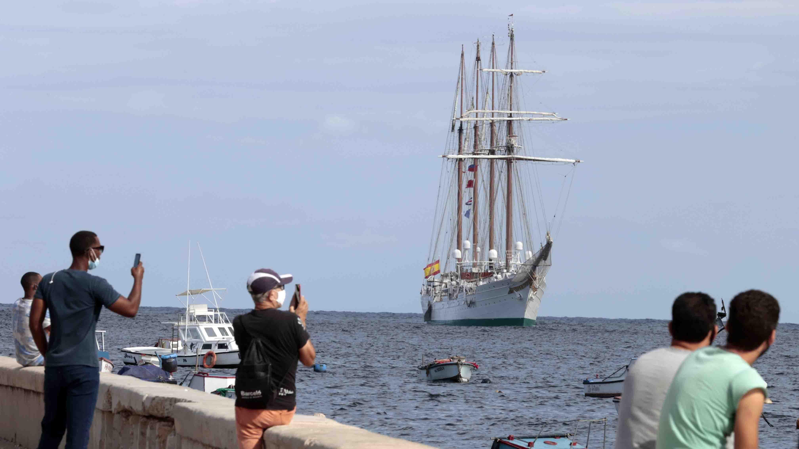 Archivo. Personas observan hoy el buque escuela Juan Sebastián Elcano de la Armada Española en la bahía de La Habana (Cuba). EFE/Ernesto Mastrascusa