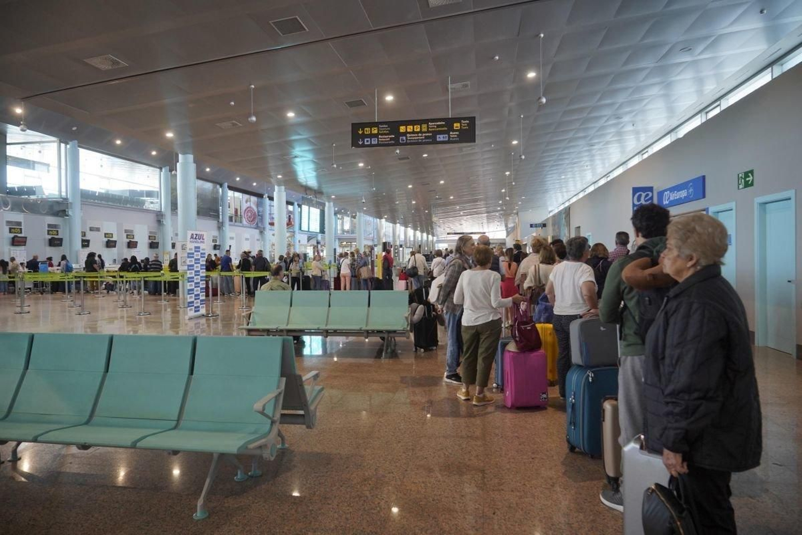 Primeras colas de facturación en la reapertura.