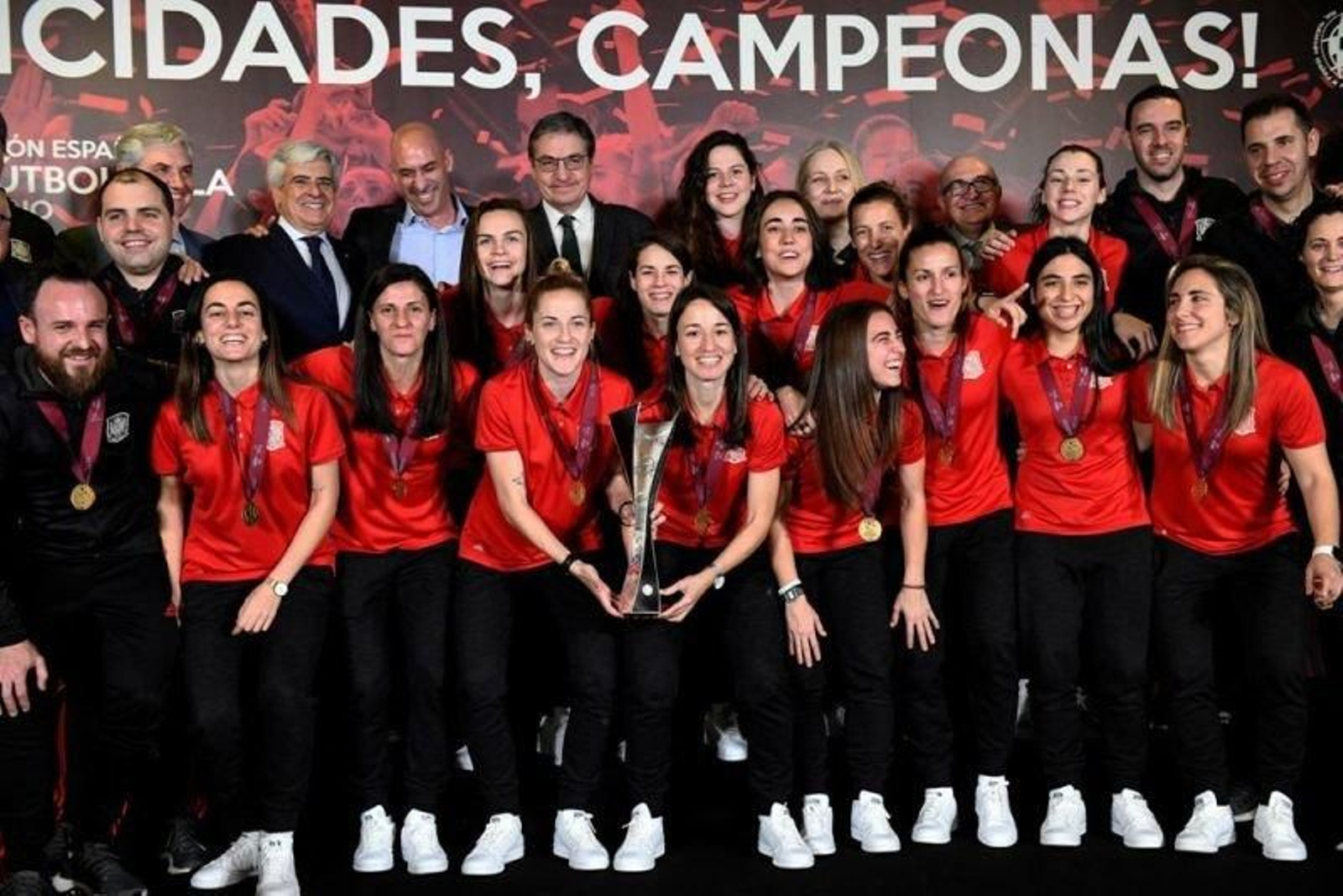 Las jugadoras de la selección española de fútbol sala, ayer, con los representantes de la Federación.
