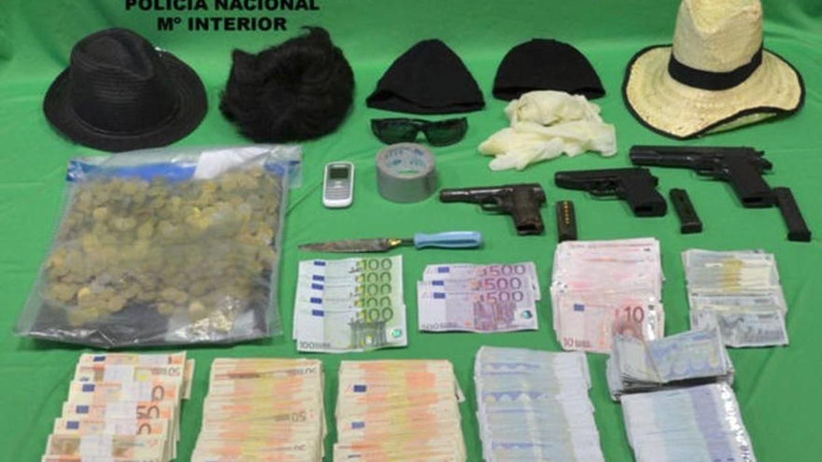 La Policía intervino a los detenidos y a sus compañeros en 2014  el botín, pistolas y sombreros tras el atraco en Coia.