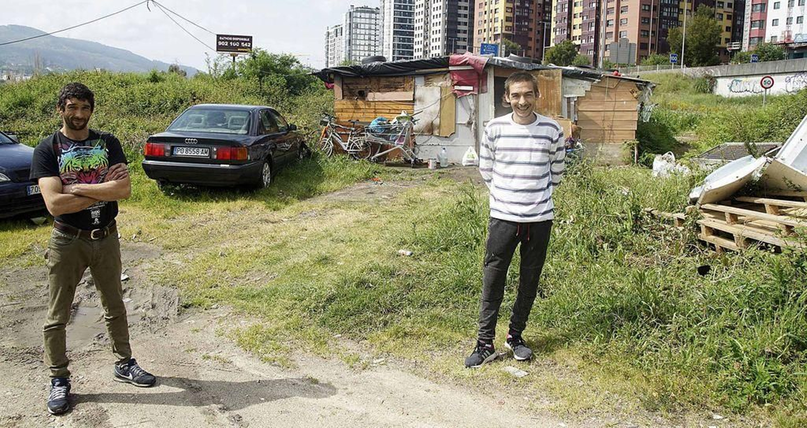 Valentín y Diego, en el el polígono de Navia, donde residen aislados durante el  confinamiento.