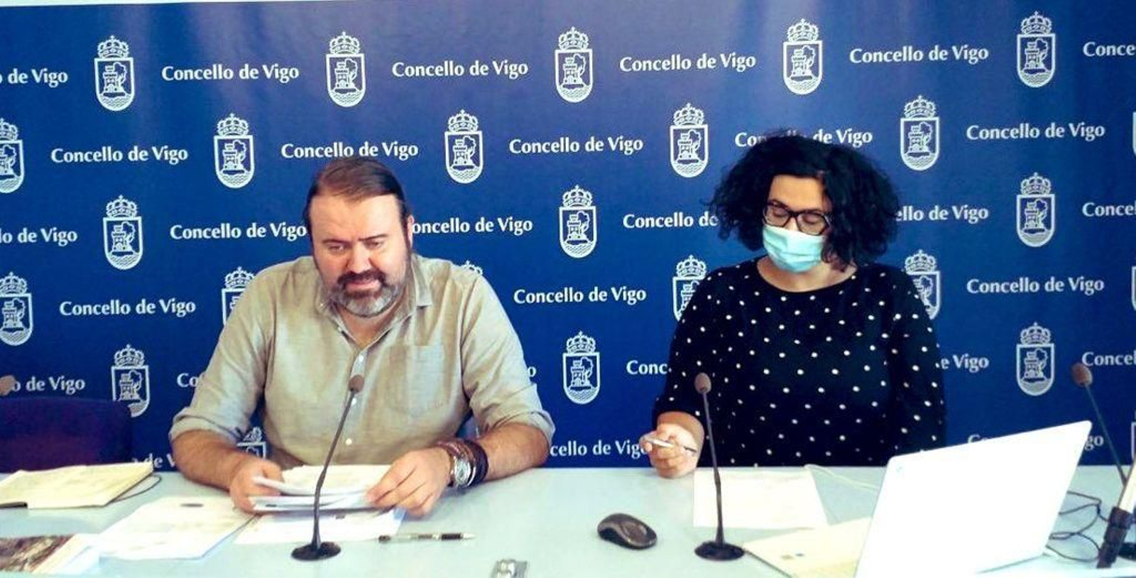 Los concejales de Marea de Vigo Rubén Pérez y Oriana Méndez, ayer en rueda de prensa.