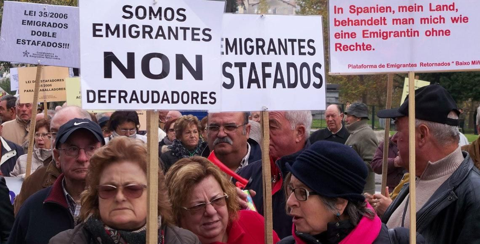 Multitud de mensajes poblaban los carteles de los emigrantes retornados llegados desde toda Galicia a Ourense.