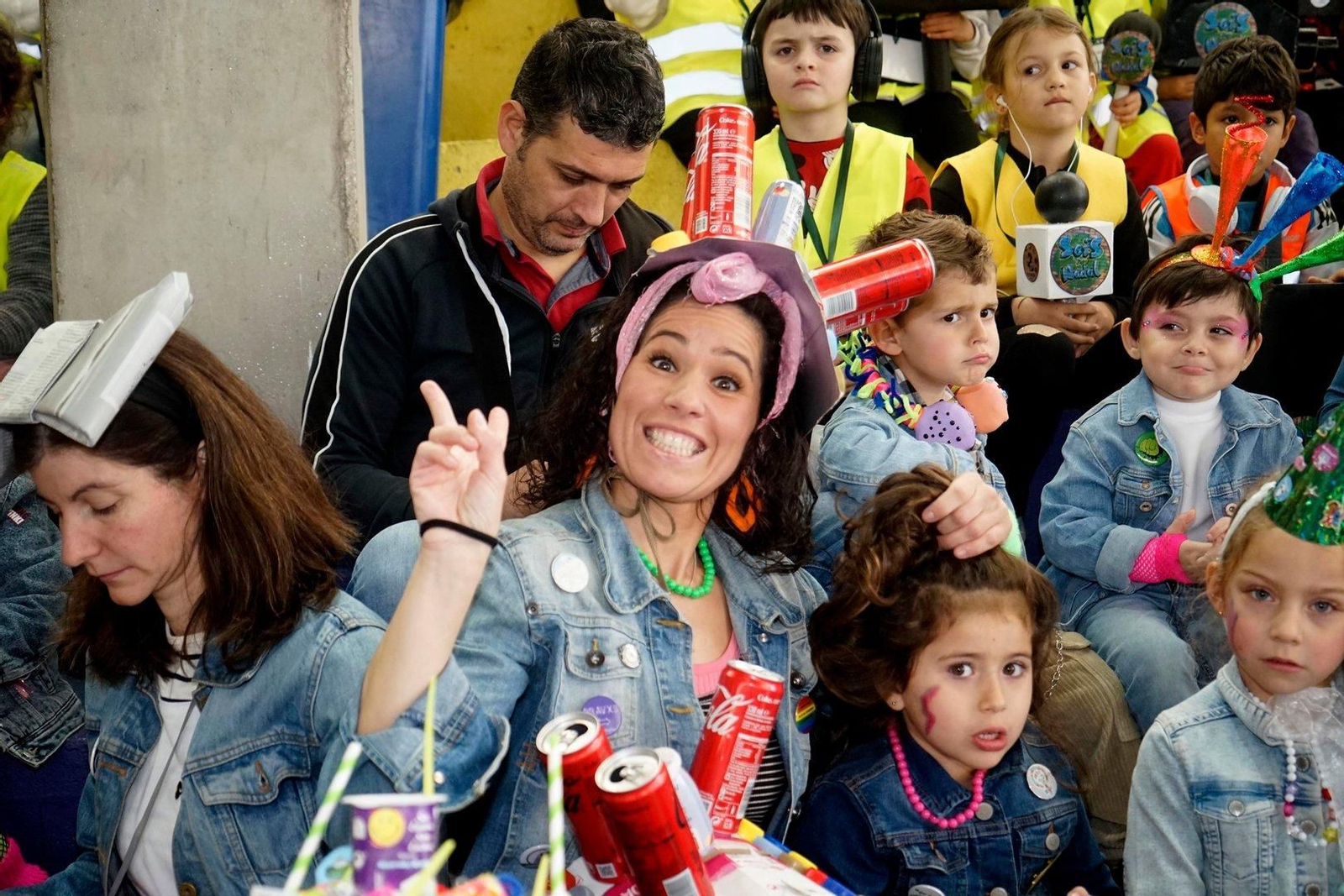 Niños disfrazados por el Entroido en el CEIP Seis do Nadal.